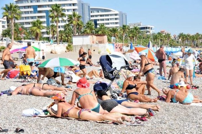 Antalya'da turistler denizden çıkmıyor