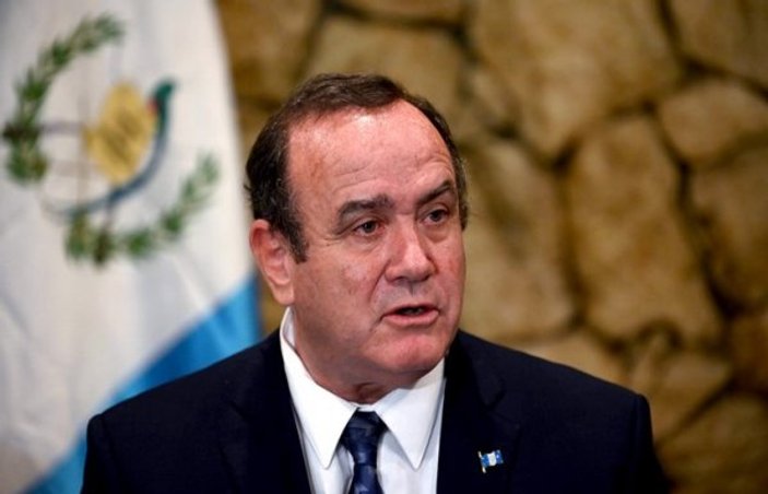 Guatemala Devlet Başkanı'na Venezuela'da pasaport engeli