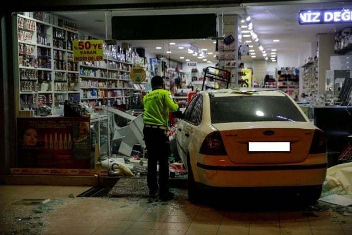 Ankara'da kontrolünü kaybeden araç dükkana girdi