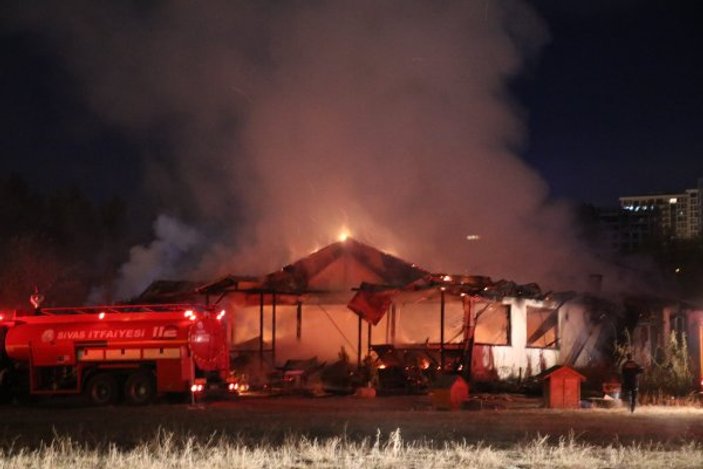 Sivas'ta at çiftliğinde yangın çıktı