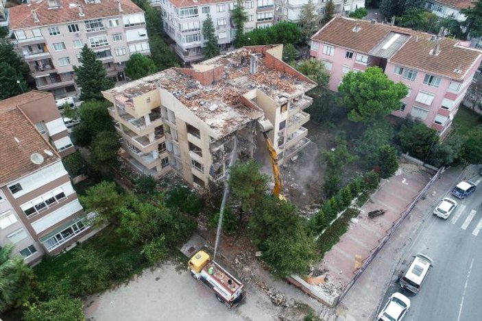 Büyükçekmece'deki riskli binalar yıkılıyor