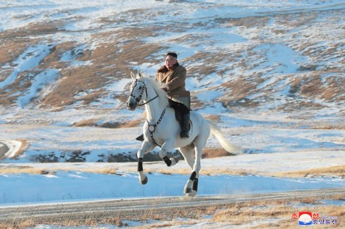 Kim Jong-Un kutsal dağda at üzerinde poz verdi