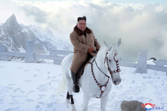 Kim Jong-Un kutsal dağda at üzerinde poz verdi