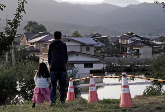 Japonya'da evsizler fırtınadan kaçarken barınağa alınmadı