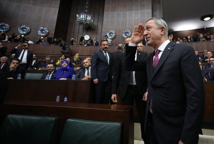 Hulusi Akar 'Bizi Suriye'ye götür' sloganıyla karşılandı