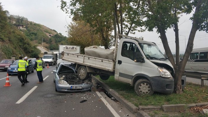 Samsun'da araç kamyonun altına girdi: 2 yaralı