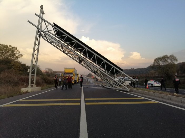 Bolu'da araç uyarı tabelasına çarptı