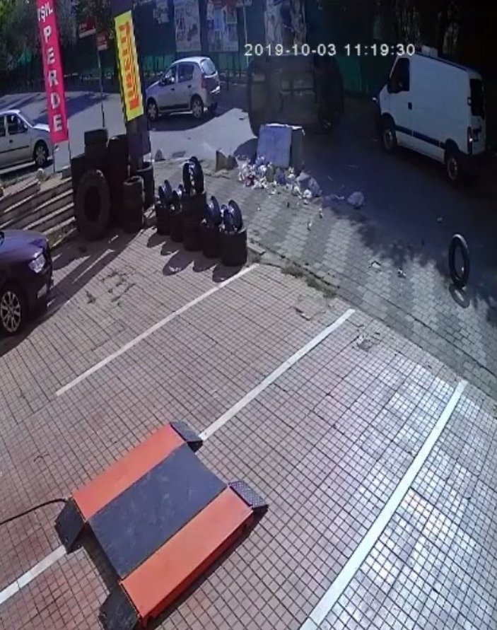 Çöp konteynerine çarpan otomobil takla attı