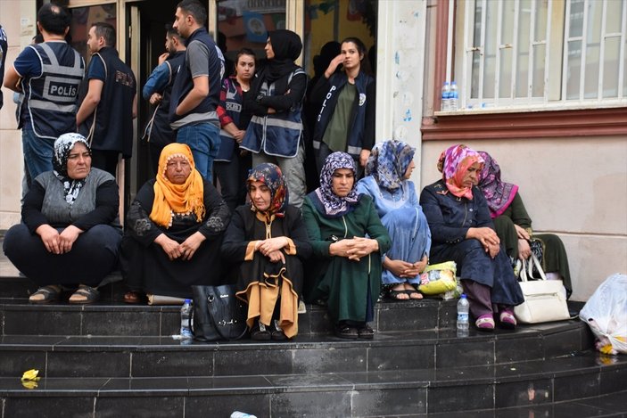 Yağmura rağmen HDP önünde evlat nöbetini sürdürdüler