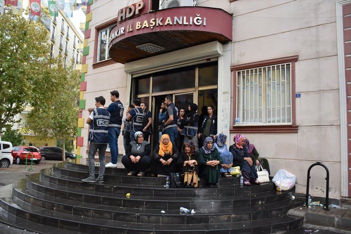 Yağmura rağmen HDP önünde evlat nöbetini sürdürdüler