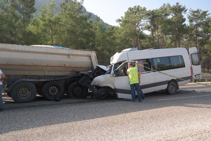 Rus mühendisleri taşıyan minibüs kaza yaptı