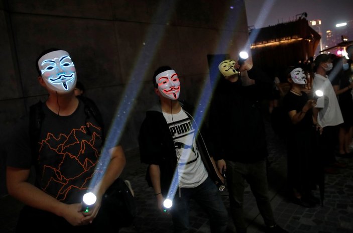 Hong Kong'ta ışıklı protesto