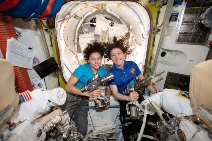NASA tarihinde bir ilk: Kadınlar uzayda yürüdü