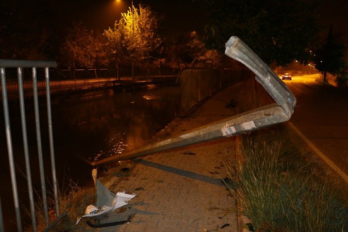 Adana'da sulama kanalına araç düştü