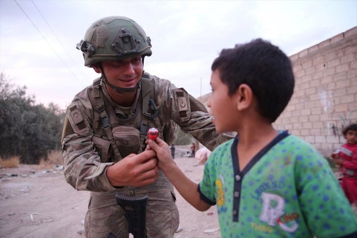 Türk askeri ve Suriyeli çocukların yakınlığı
