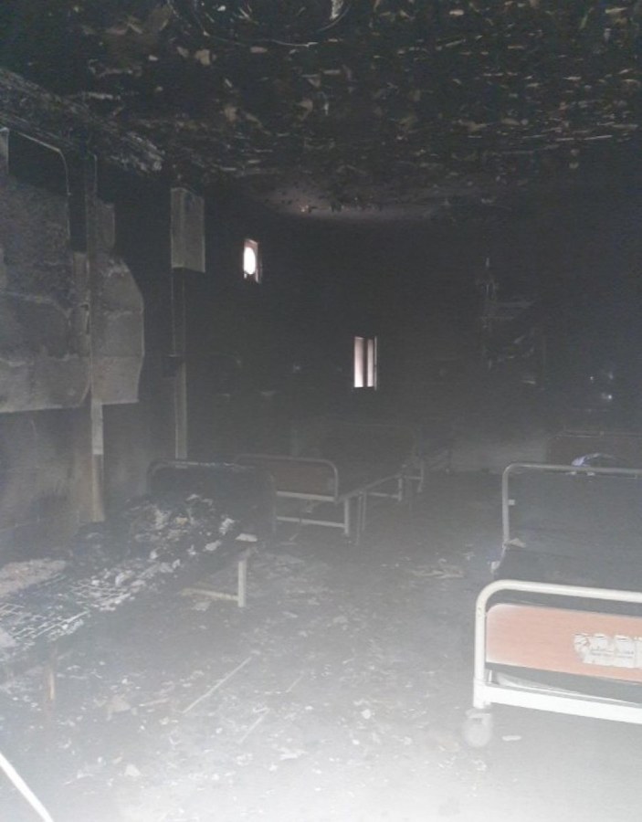 Teröristler Tel Abyad Hastanesi'ni yaktı