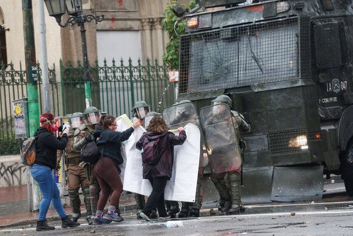Şili'de OHAL etkisiz: Eylemciler binaları yaktı