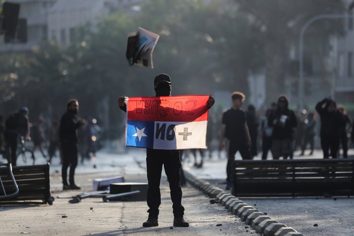 Şili'de OHAL etkisiz: Eylemciler binaları yaktı
