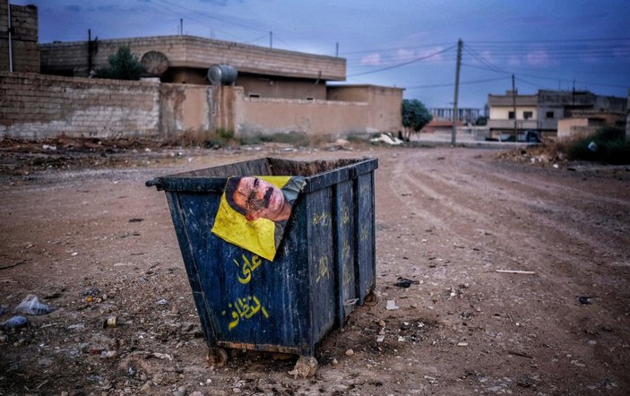 Tel Abyad'da Öcalan fotoğrafı çöp oldu