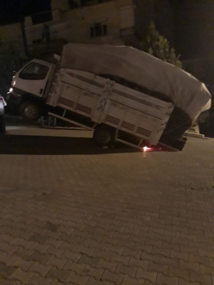 Antalya’da yükü ağır gelen kamyonet havaya kalktı