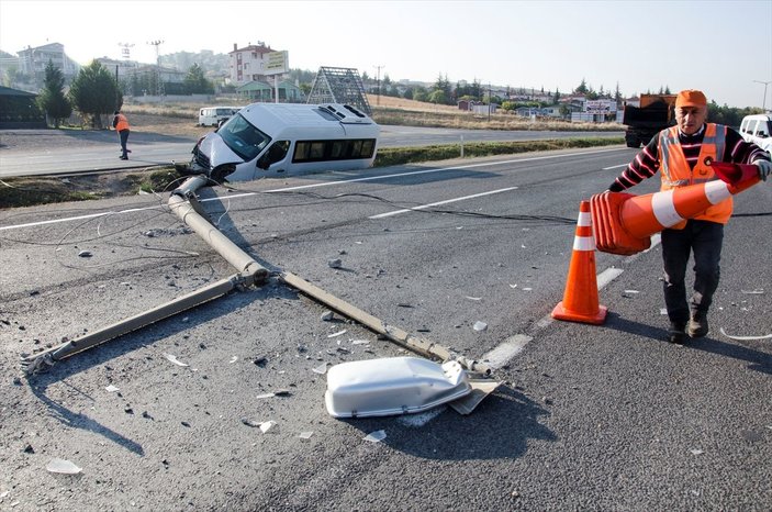 Ankara'da servis minibüsü devrildi: 15 yaralı