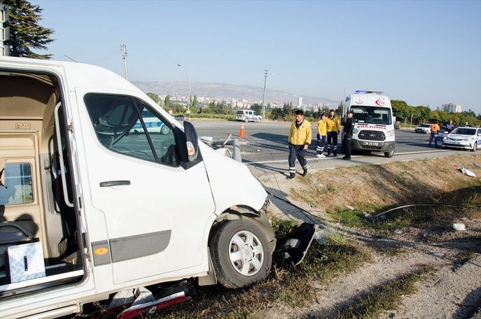 Ankara'da servis minibüsü devrildi: 15 yaralı