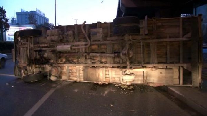 Ankara'da lastiği çıkan kamyon devrildi