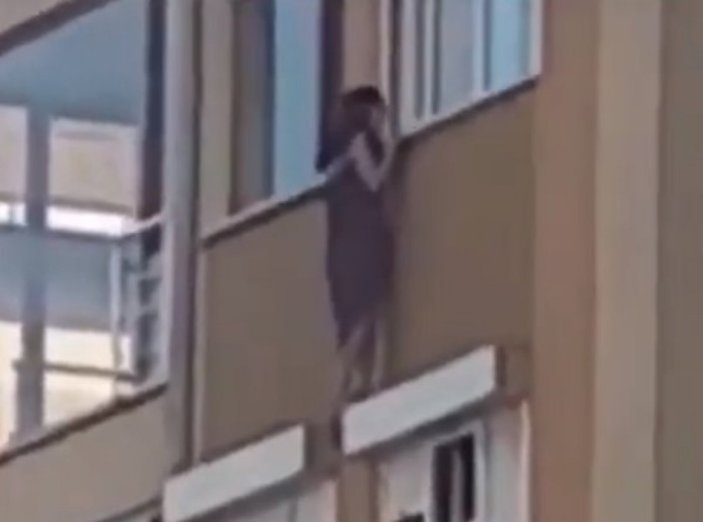 Evin hanımının korkusundan camda mahsur kalan kadın