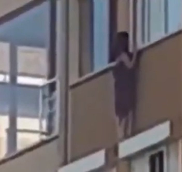 Evin hanımının korkusundan camda mahsur kalan kadın