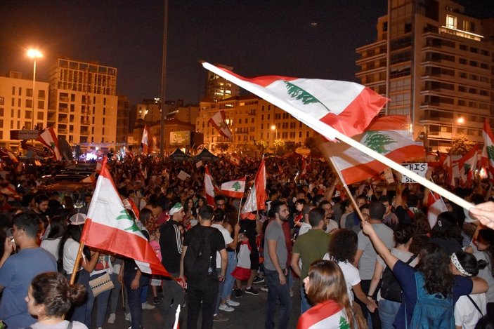 Lübnan'da protestoculara dansöz de eklendi