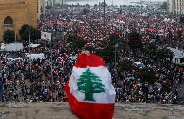 Lübnan'da milletvekillerinin maaşları yarıya inecek
