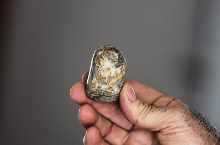 Gazze'de topladığı taşlarla koleksiyon yaptı