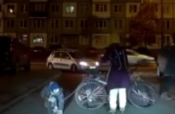 Rusya'da çocuğunu bisiklete bağlayıp çeken anne