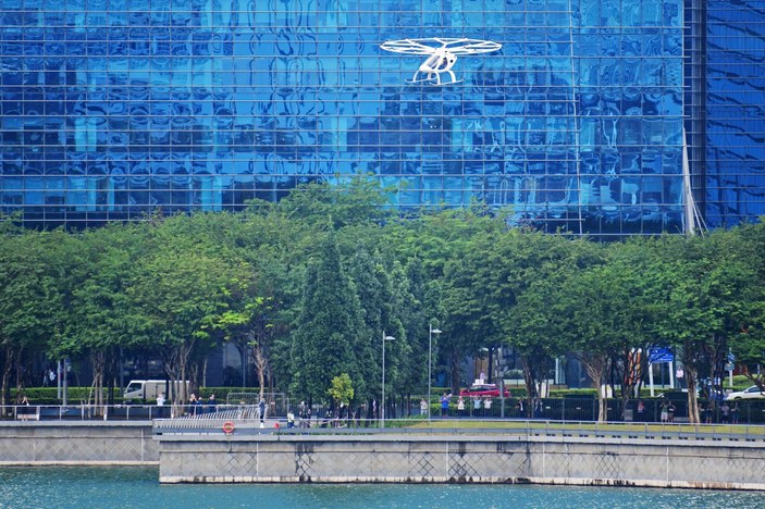 Singapur'da uçan taksi ilk şehir turunu attı