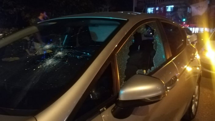 Kaza sonrası kadın sürücü, otomobile levyeyle saldırdı