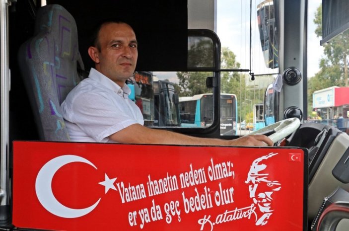 Antalya'da bir şoför, turistin unuttuğu parayı teslim etti