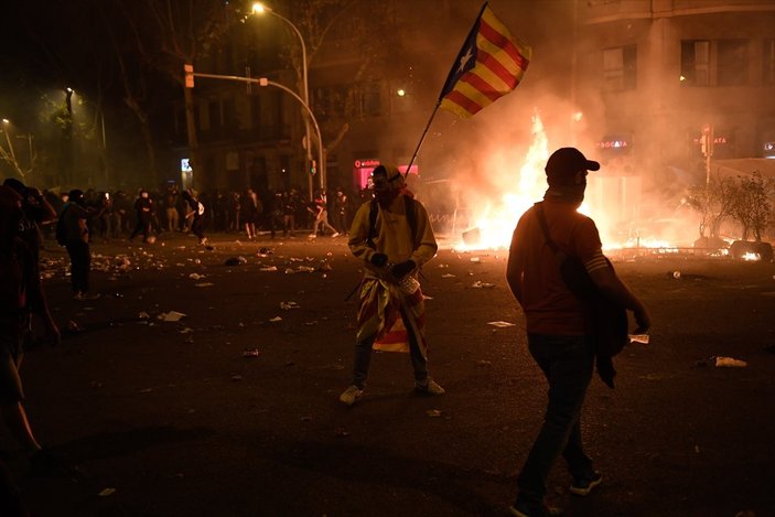 Ayrıçıklı Katalanlar helikoptere havai fişekle saldırdı