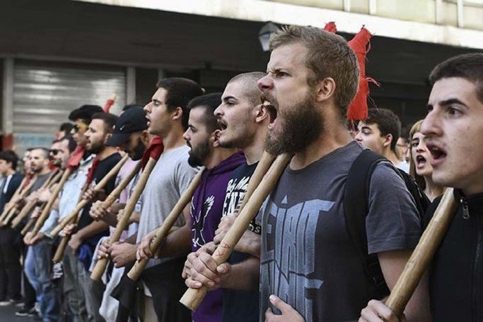 Yunan polisi öğrencilere acımadı