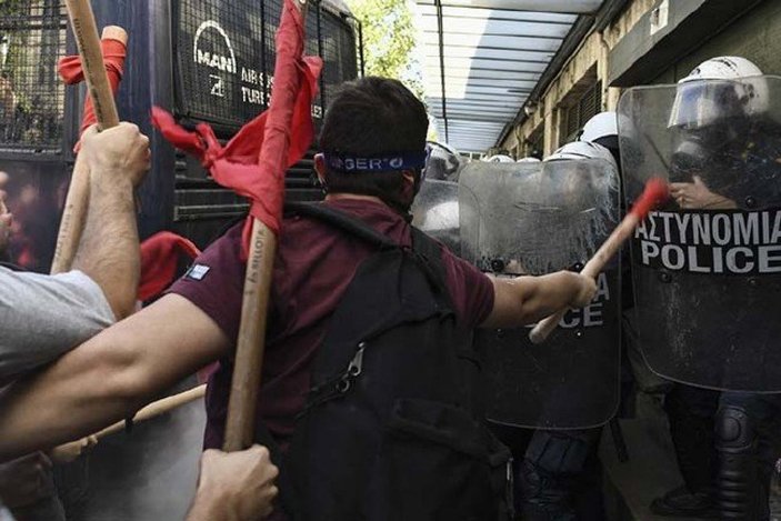 Yunan polisi öğrencilere acımadı