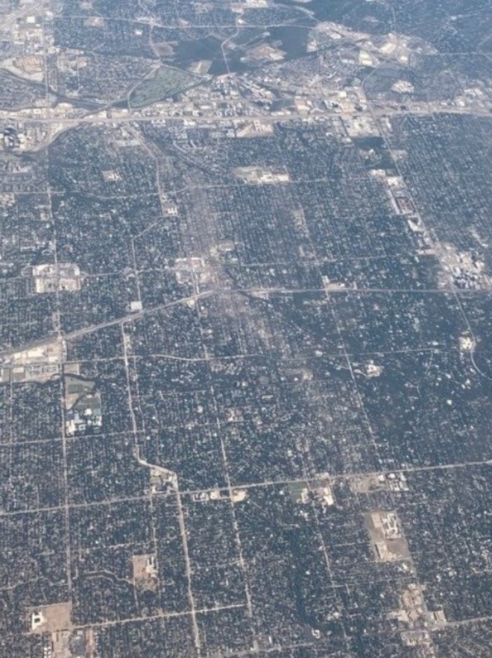 Dallas'ta hortumun izleri uydudan görüntülendi