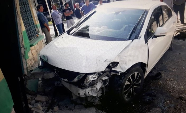 Adana'da Tarihi Demir Köprü'de 2 araç çarpıştı
