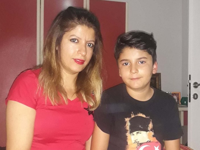 İzmir'de 11 yaşındaki çocuk Türk bayrağını yerden aldı