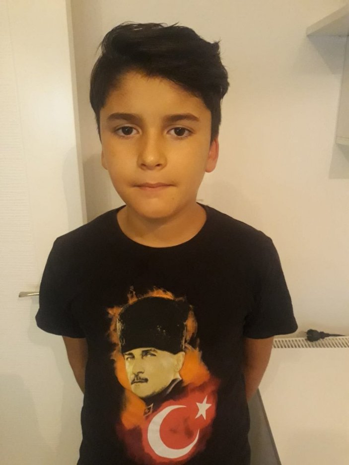 İzmir'de 11 yaşındaki çocuk Türk bayrağını yerden aldı