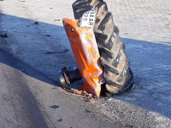 Denizli'de turistleri taşıyan minibüs traktörle çarpıştı