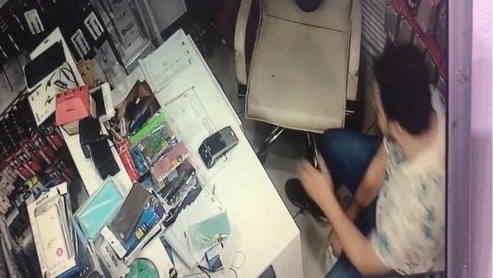 İzmir'de hırsızlık yapan adam güvenlik kamerasında