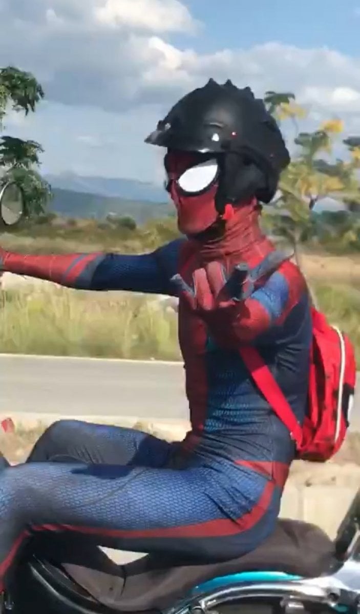 Örümcek adam kıyafetiyle motosiklet kullandı