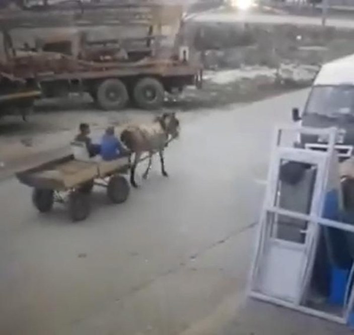 Bursa'da at arabasıyla iş yeri önündeki metali çaldılar