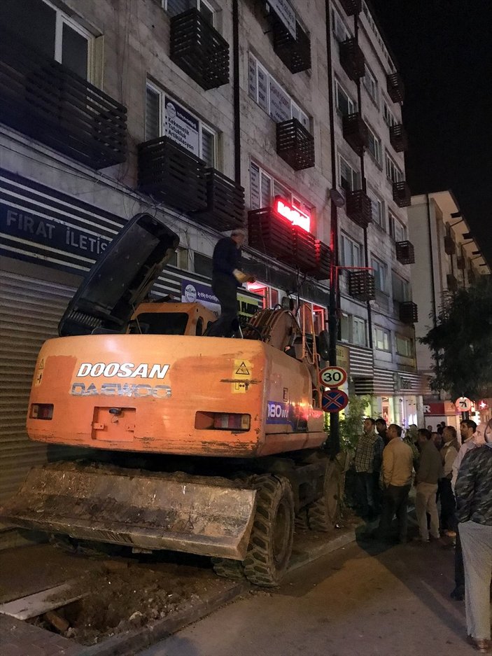 Bursa'da freni boşalan iş makinesi direğe çarparak durdu