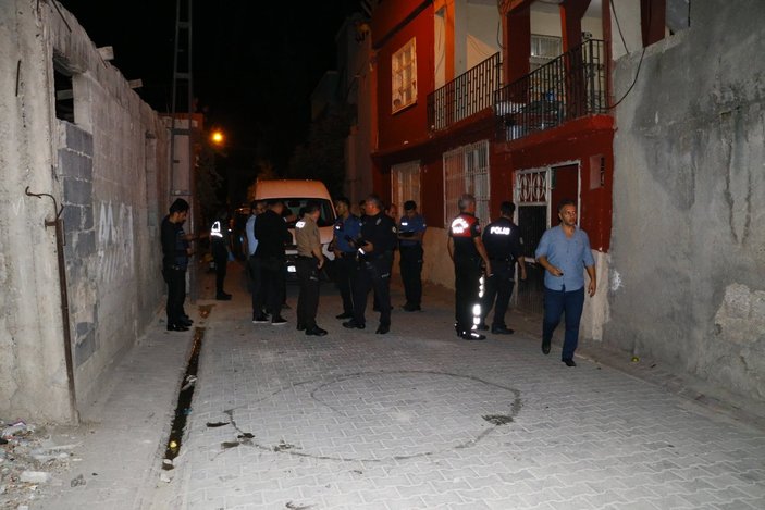 Adana'da şüpheli şahıs kaçarken evin damından düştü