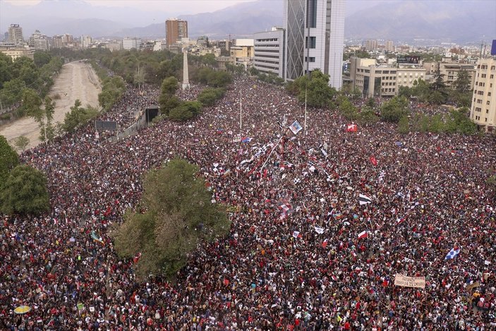 Şili'de 1 milyon insan sokaklarda